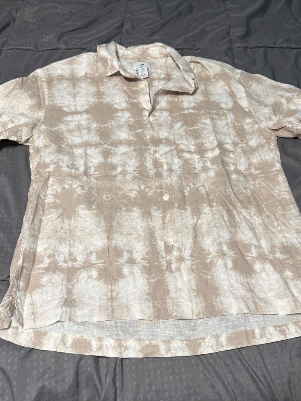 h&m beige white tie dye button down Shirt Men’s Size small Relaxed Fit